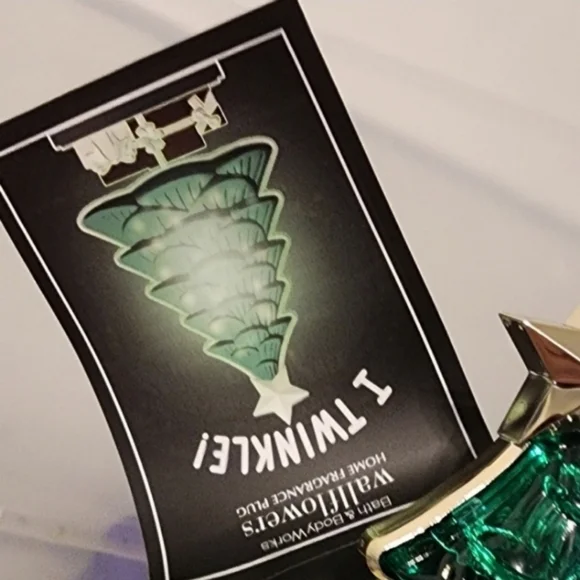 Bath & body twinkle light up christmas tree wallflower plug new - Picture 3 of 4